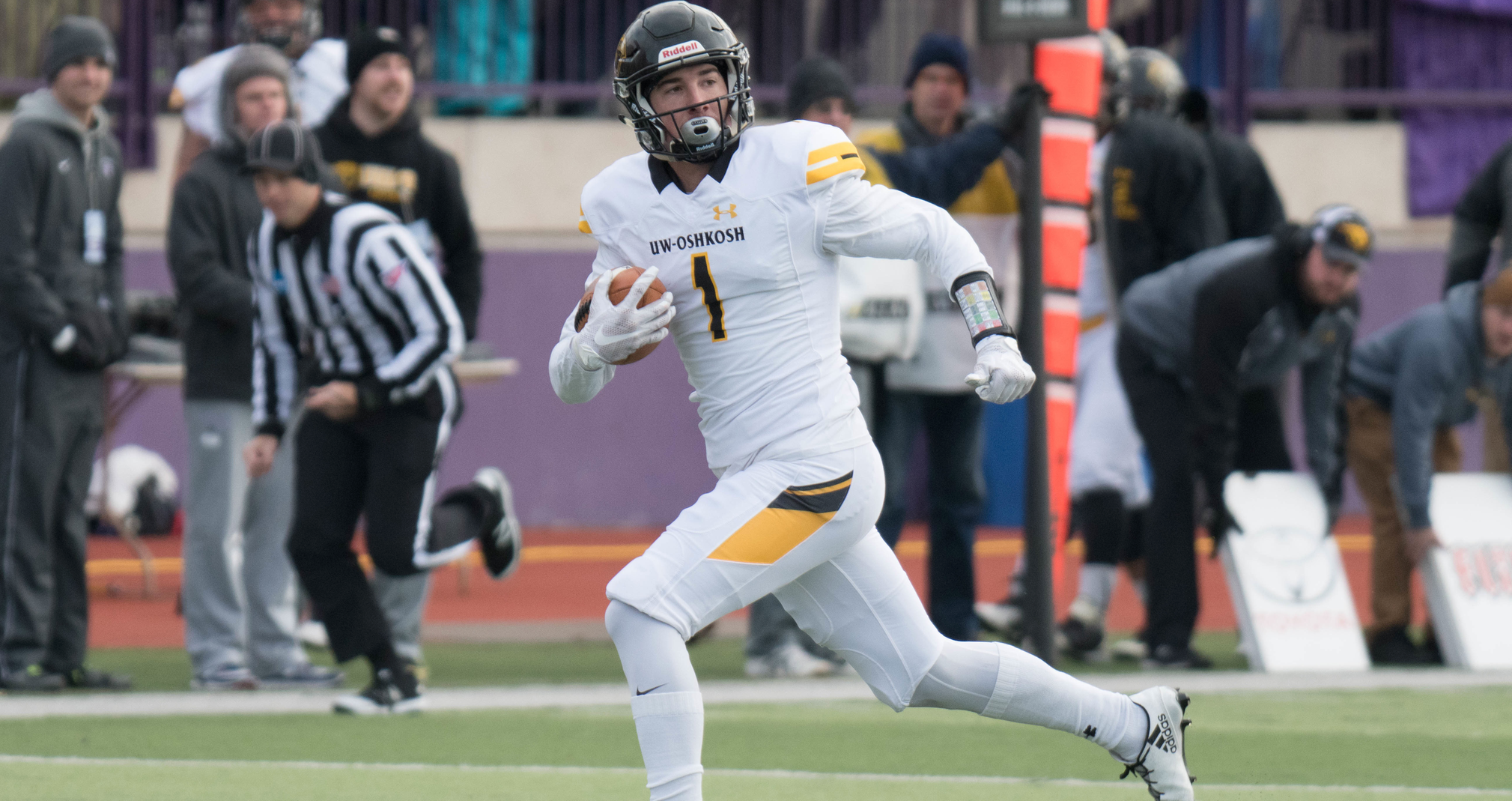 Sam Mentkowski caught seven passes for 184 yards against the Tommies, including touchdowns of 46, 38 and 32 yards.