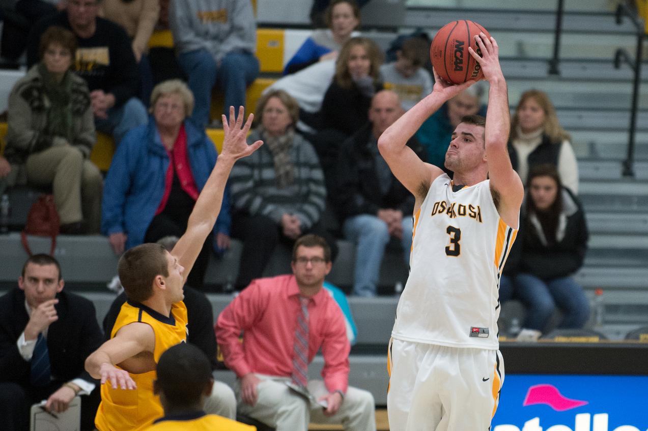 Alex Olson marked 11 points and a team-high 6 rebounds.