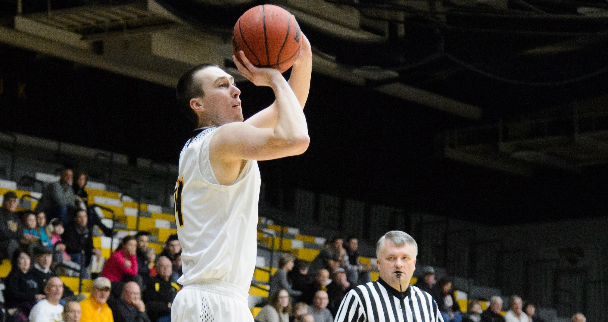 Sean Dwyer scored three points and grabbed a team-best five rebounds against the Blugolds.