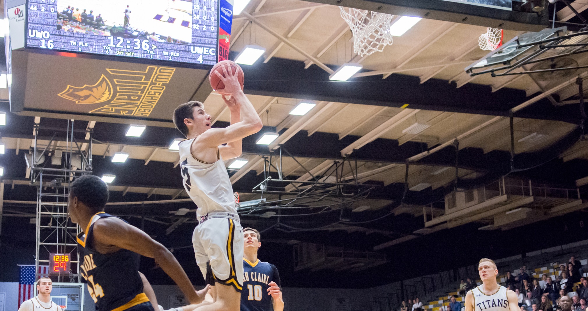 Adam Fravert scored 15 points and grabbed 4 rebounds against the Blugolds.
