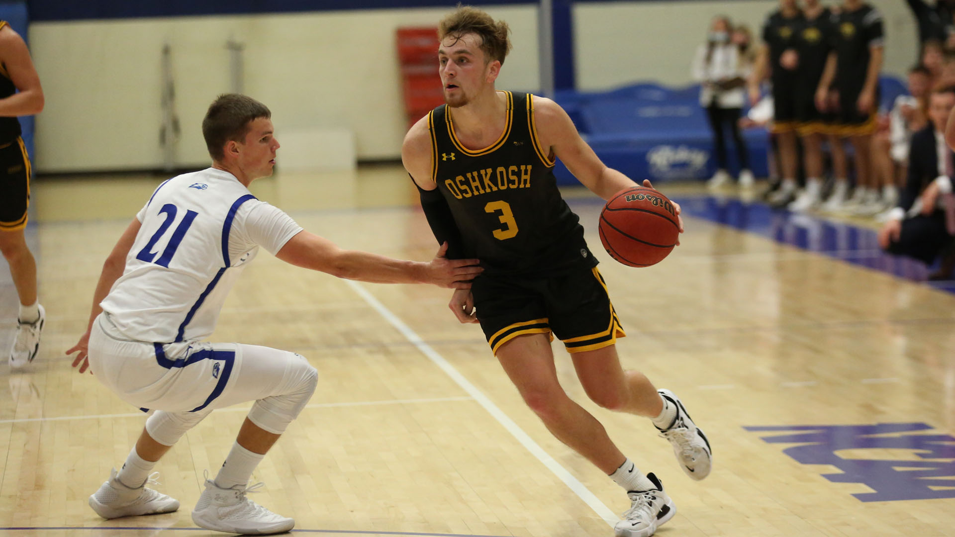 Eddie Muench scored 21 points against the Vikings, including five 3-point baskets in the first half.