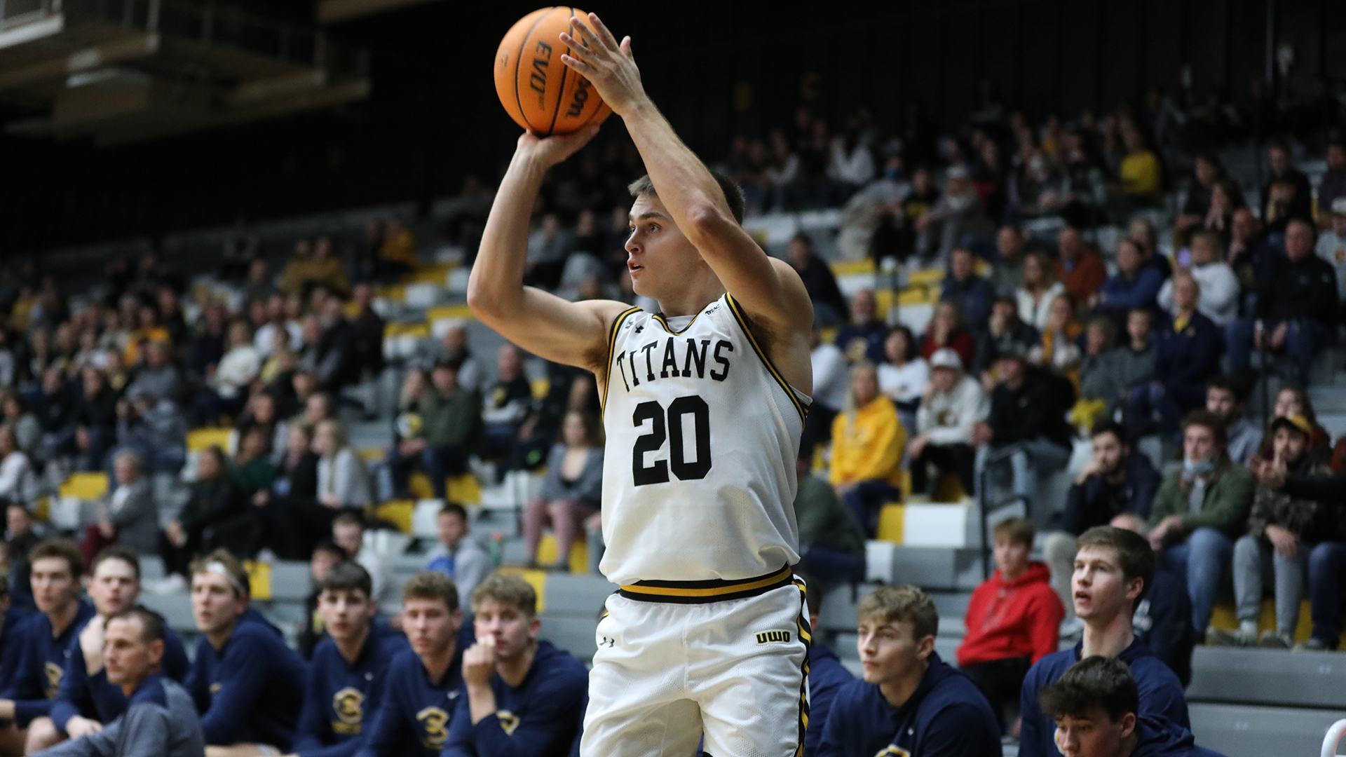 Quinn Steckbauer used a pair of 3-point baskets to score 10 points against the Blugolds.