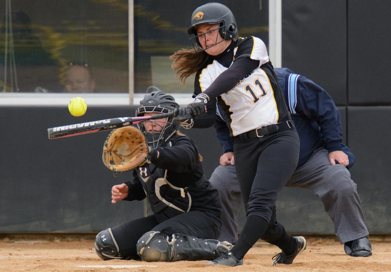 Titans Follow Extra-Inning Loss With Rout Of Lady Reds