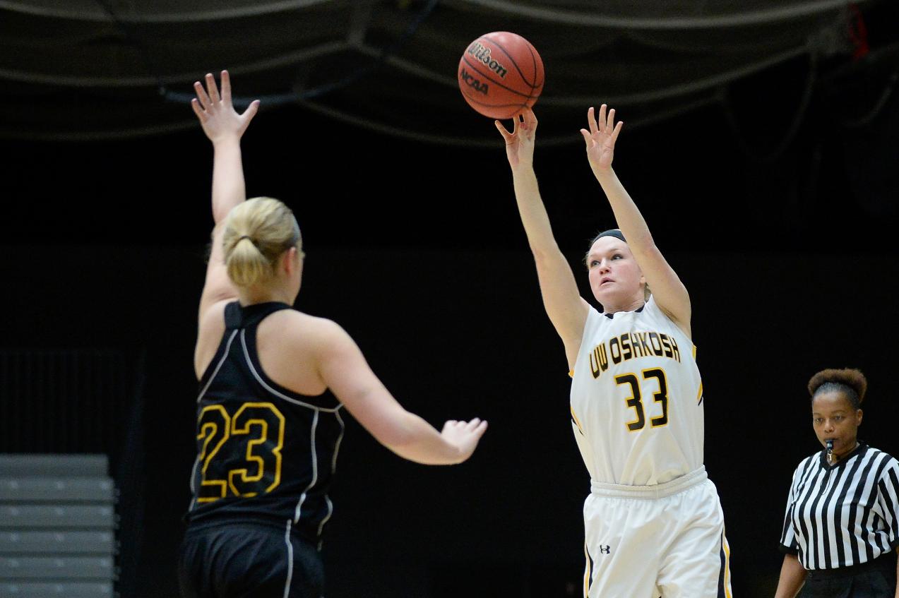 Alicia Tollefson scored 11 points, including 9 from behind the arc.