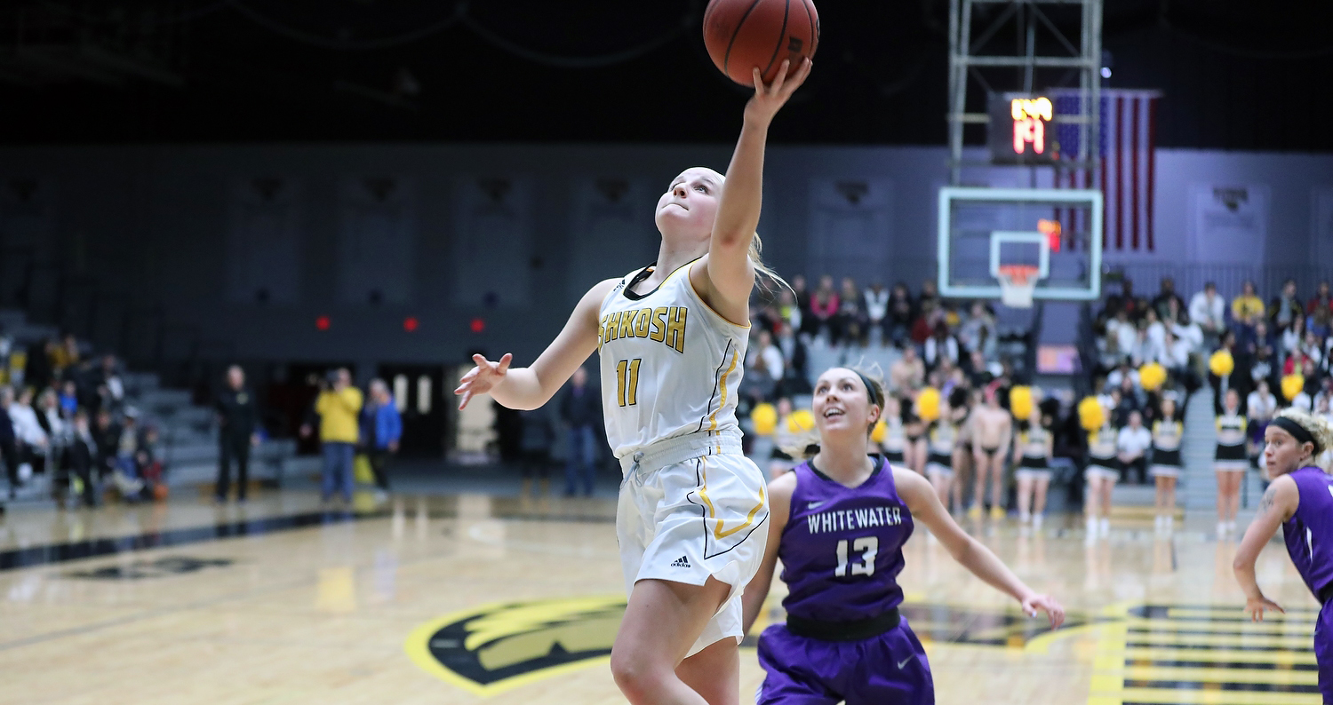 Emma Melotik scored 10 points and grabbed four rebounds against the Warhawks.