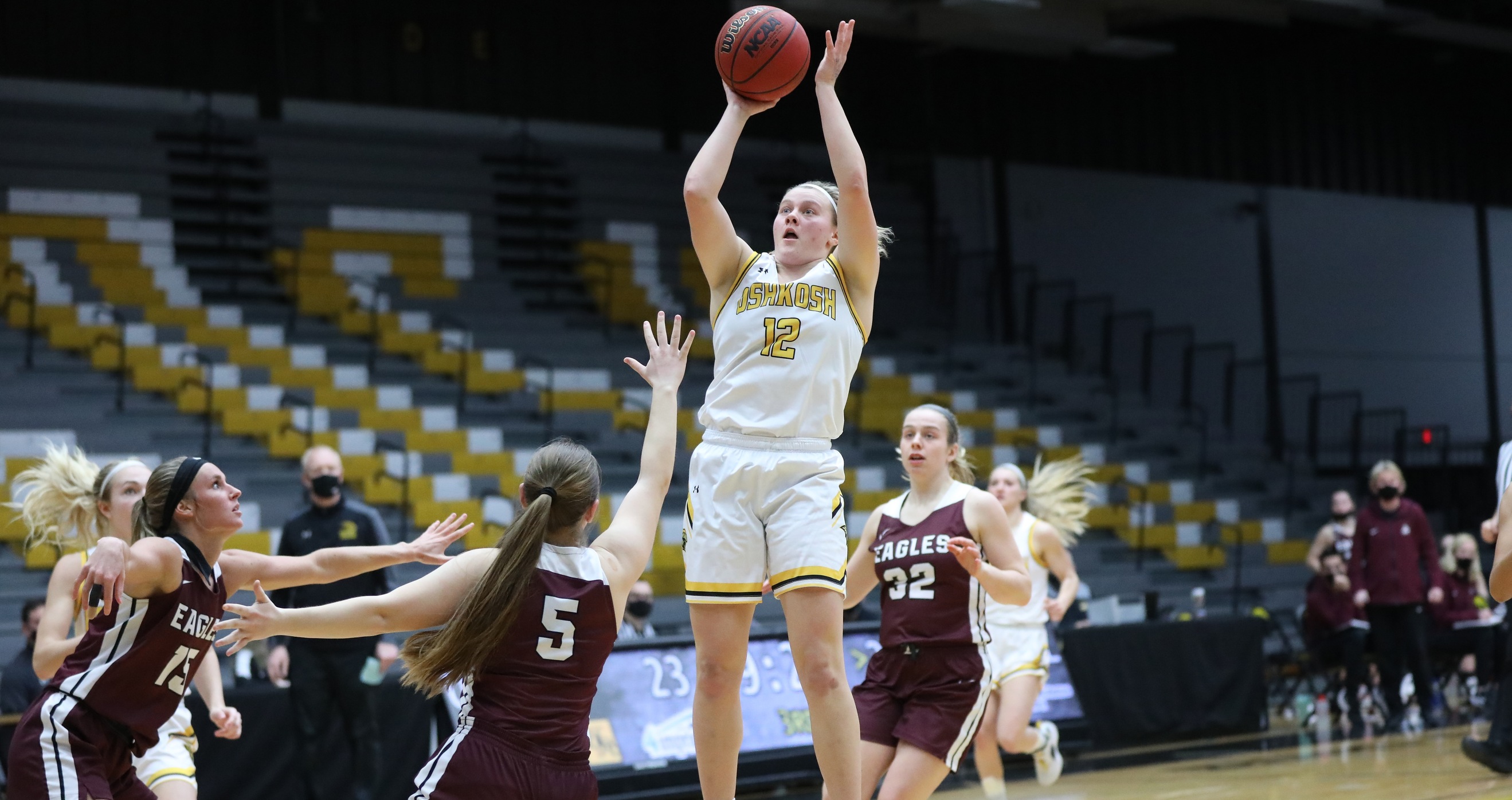 Leah Porath scored a career-high 35 points by shooting 13 of 19 from the field, including 3-for-3 from 3-point range, and 6-for-8 at the free throw line.