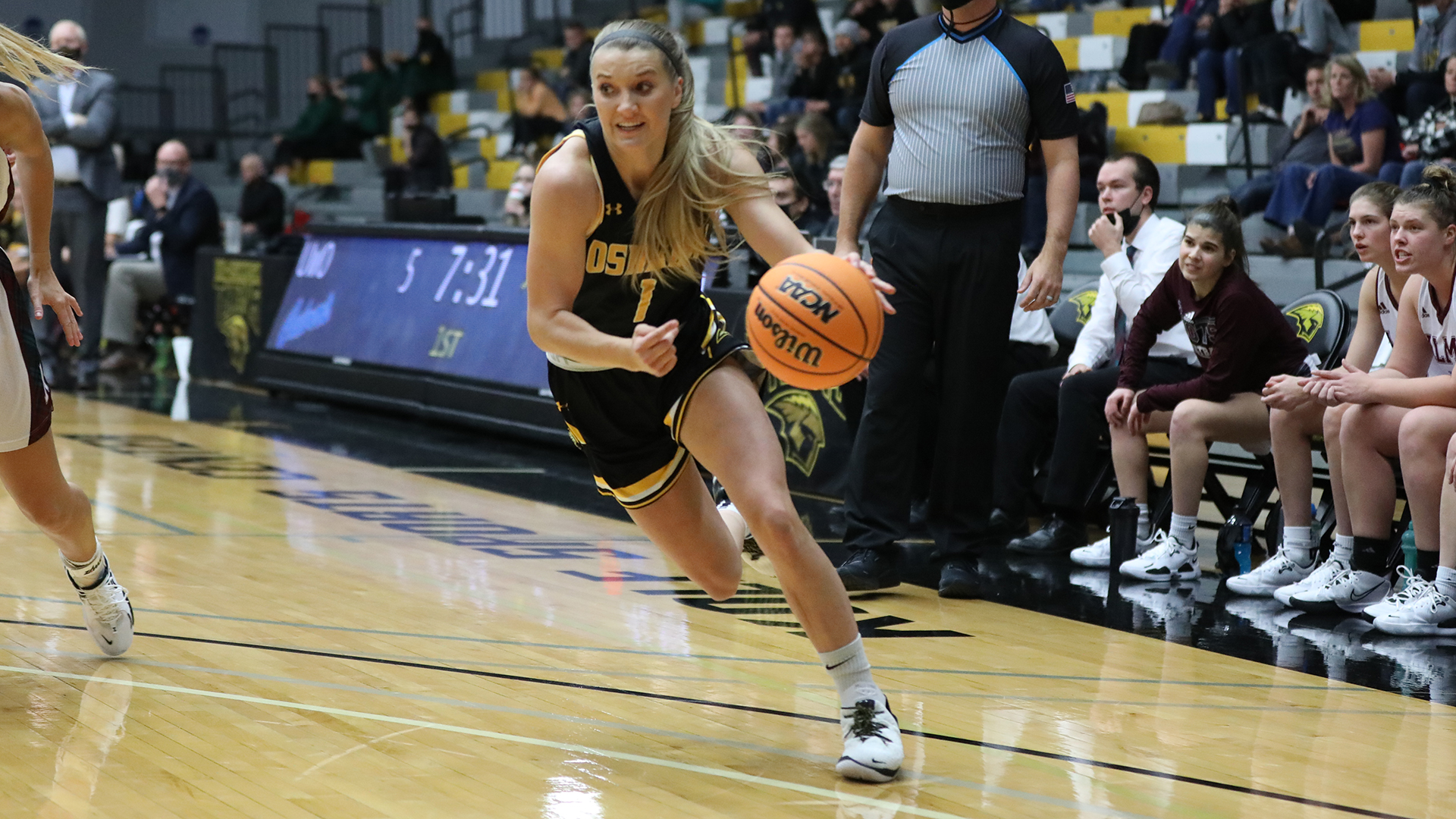 Julia Silloway scored a season-high 11 points against the Blugolds.