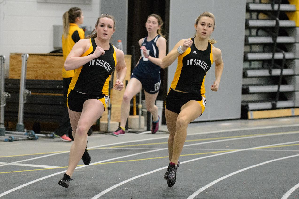 Stephanie Jahn (R) and Becklyn Hunter took the top two places in the 400-meter dash