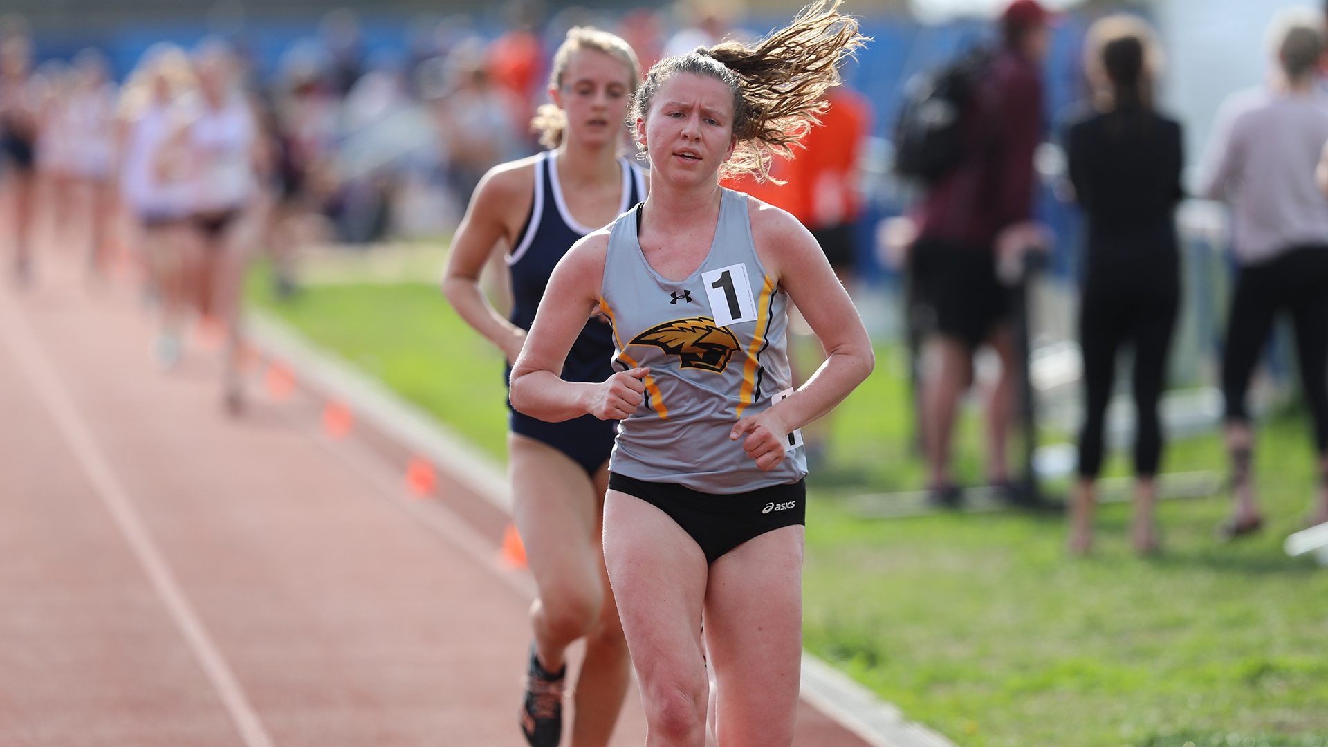 Ashton Keene established a UW-Oshkosh record with her time of 35:43.87 in the 10,000-meter run at the Washington University in St. Louis Invitational.
