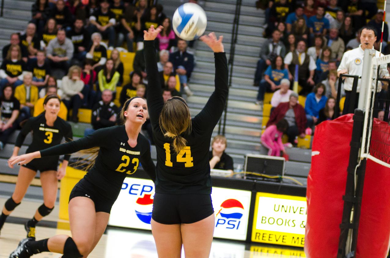Alison Tomczyk (14) totaled 21 assists, including this delivery to Hayley Rickmeier.