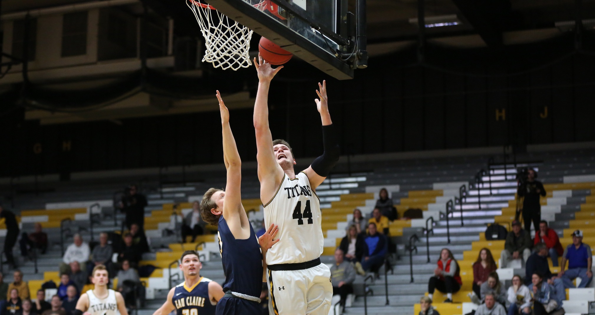 Jack Flynn scored 25 points, including 11 on free throws, and grabbed eight rebounds against the Blugolds.