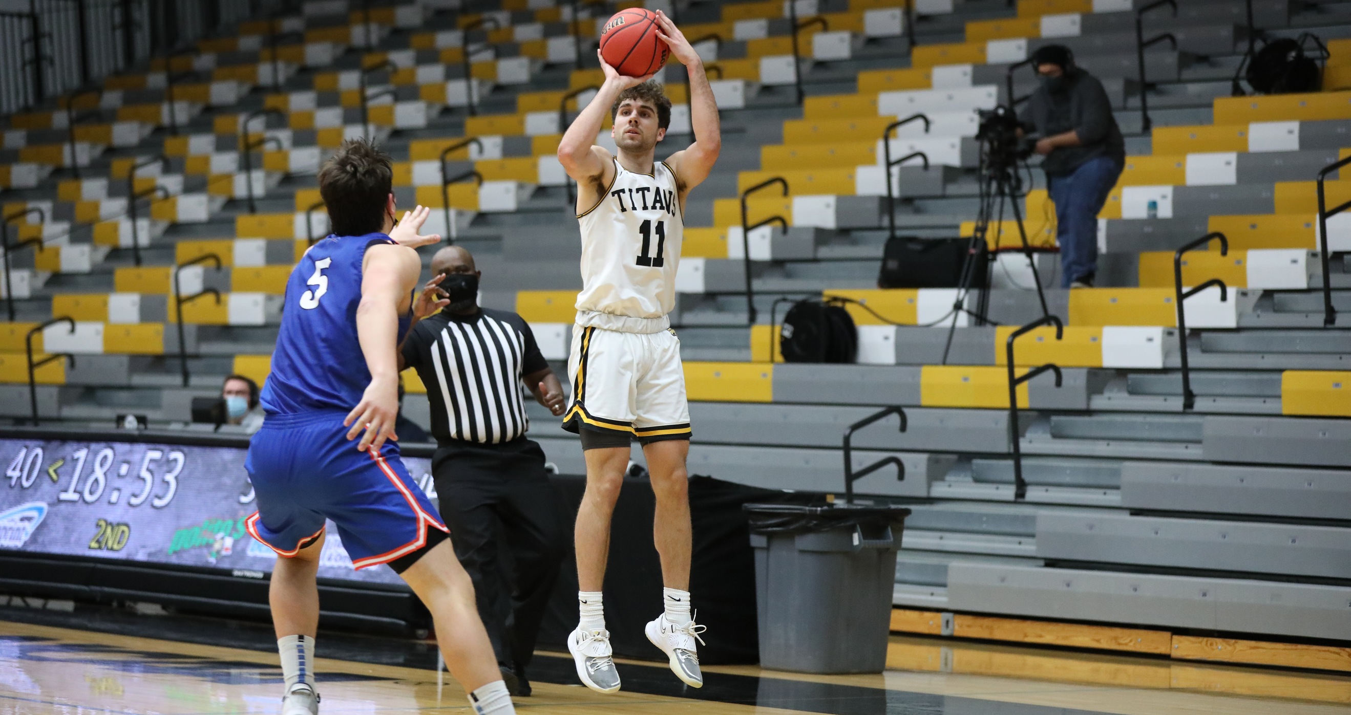 Eric Peterson scored 17 points against the Pioneers on 6-for-7 shooting from the field, including 4-for-5 from 3-point range.