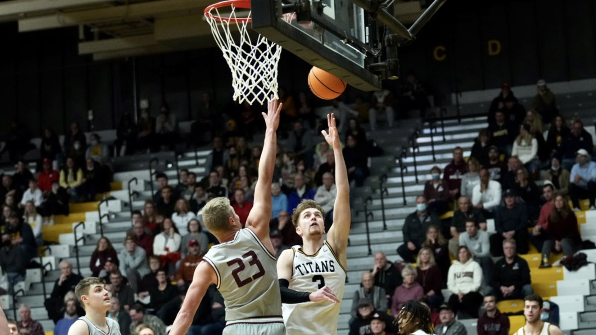 Eddie Muench scored a game-high 27 points, including seven 3-point baskets, against the Eagles.