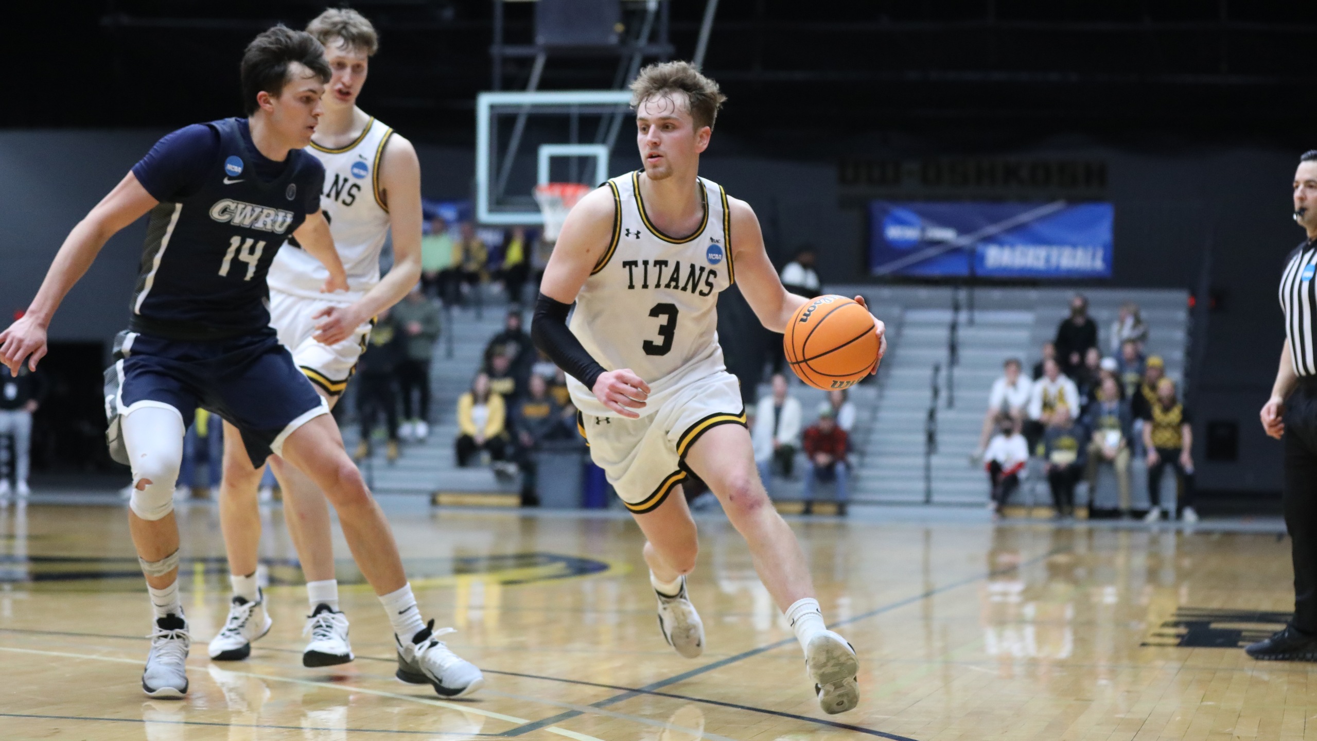 Muench poured in 21 points to pace the Titans against the Spartans.