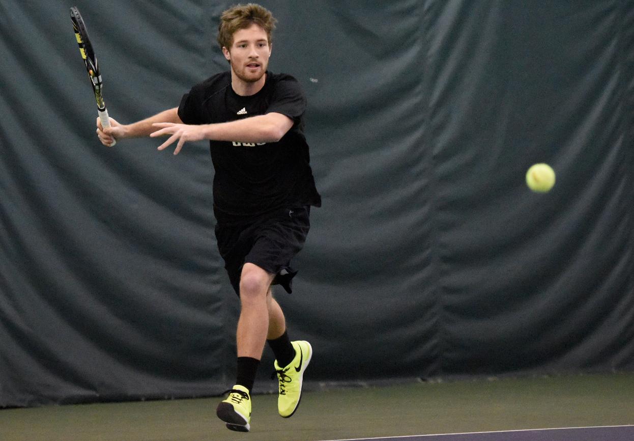 Mike Gillespie took the No. 1 singles contest with a 6-2, 2-6 (10-6) victory over Pawel Jaworski.