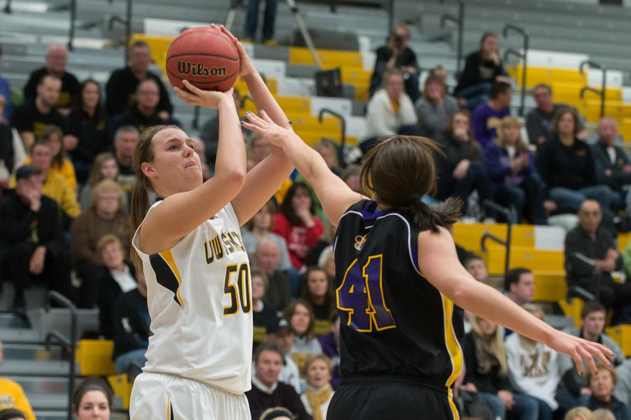 Sarah Stecker leads the Titans with 12.2 points per game.