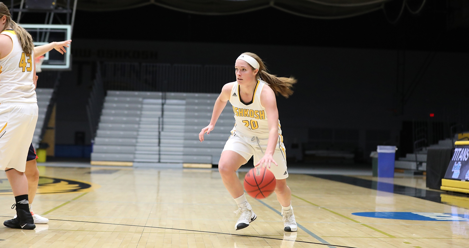 Kylie Moe scored 10 points against the Pioneers, including a pair of 3-point baskets.