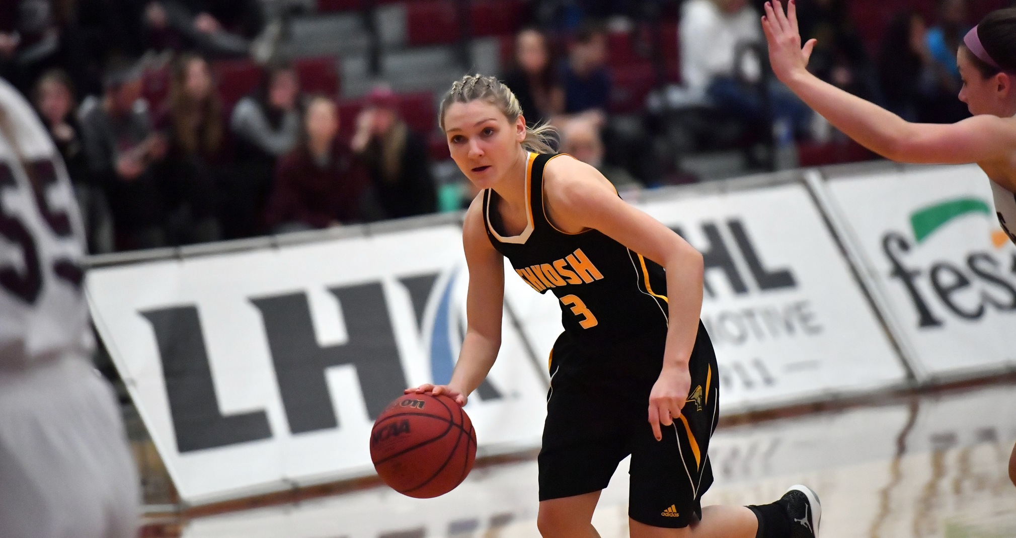 Jaimee Pitt scored nine of her 11 points during the first two quarters to help UW-Oshkosh take a 37-29 lead over UW-La Crosse to intermission.