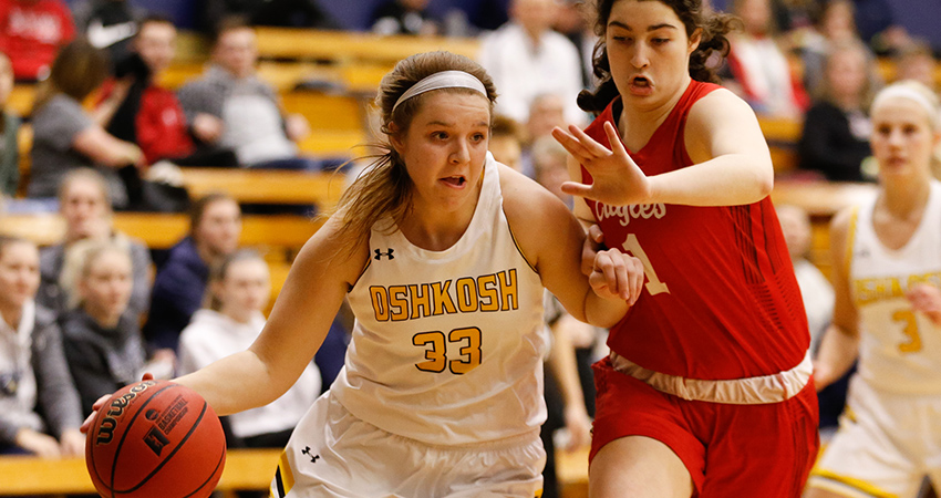 Nikki Arneson scored 16 of her game-high 21 points in the first half.
